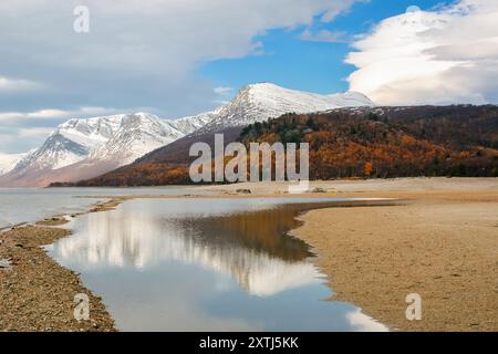 Herbst am See Gjevillvatnet im Bezirk Troendelag im Gebirgsgebiet Trollheimen, Norwegen Stockfoto