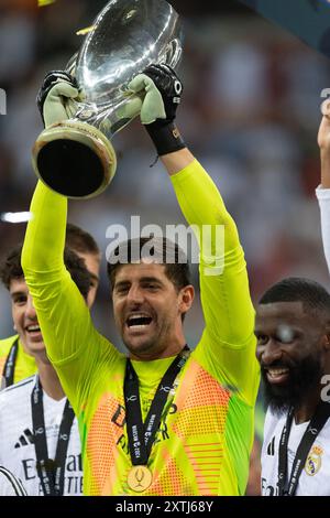 Warschau, Polen. August 2024. Thibaut Courtois feiert den Sieg des Supercup-Finales zwischen Real Madrid CF und Atalanta BC im Stadion Narodowy in Warschau, Polen, am 14. August 2024. (Foto: Giacomo Cosua/NurPhoto) Credit: NurPhoto SRL/Alamy Live News Stockfoto