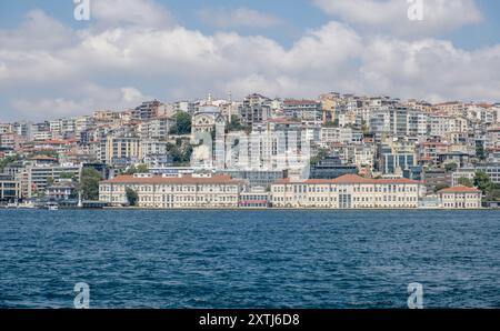 Istanbuls atemberaubende Skyline entlang der Bosporus-Küste mit historischen Gebäuden Stockfoto