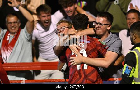 Crawley Town's Jack Roles feiert mit Fans, nachdem sie ihr drittes Tor während des Spiels der ersten Runde des EFL Carabao Cup zwischen Crawley Town und Swindon Town im Broadfield Stadium, Crawley, UK - 13. August 2024 erzielt haben Foto Simon Dack / Telephoto Images Stockfoto