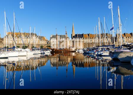 Blick auf den Yachthafen von Saint Malo mit Spiegelungen von Booten, Yachten und Mauern der Stadt im Meer. Bretagne . Frankreich. Stockfoto