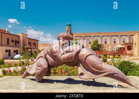 Moderne Skulptur der Kurash-Wrestler auf dem Platz von Itchan-Kala. Chiwa, Usbekistan - 17. Juli 2024. Stockfoto