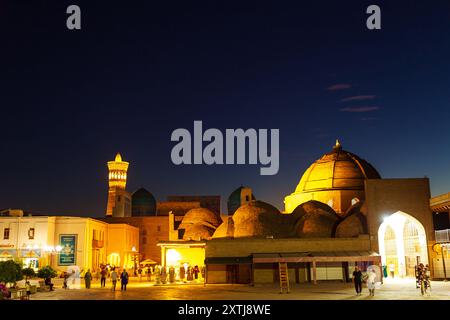 Berühmte Handelskuppeln - der Hauptmarkt von Buchara bei Nacht. Buchara, Usbekistan - 18. Juli 2024 Stockfoto