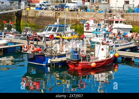 Fraserburgh Harbour Aberdeenshire Schottland farbenfrohe Ausrüstung und Schwimmer der vielen gemouchten kleinen Fischerboote Stockfoto