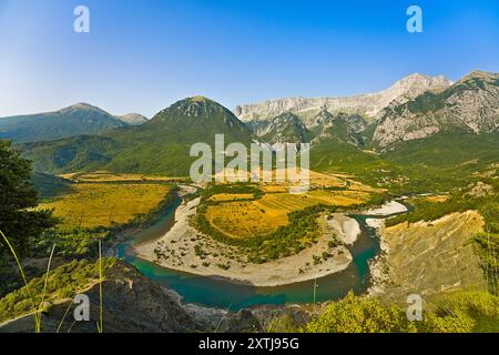 Panorama der Flussbiegung Vjosa bei Sonnenaufgang. Ich stand um 3 Uhr morgens auf, um dort ein Foto zu machen, da die Gegend sehr weit von Gjirokastra entfernt ist. Stockfoto