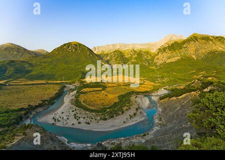 Panorama der Flussbiegung Vjosa bei Sonnenaufgang. Ich stand um 3 Uhr morgens auf, um dort ein Foto zu machen, da die Gegend sehr weit von Gjirokastra entfernt ist. Stockfoto