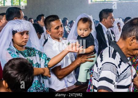 Feier von Gemeindehochzeiten in Lancetillo, La Parroquia, Reyna, Quiche, Guatemala, Mittelamerika Stockfoto