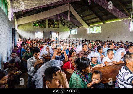 Feier von Gemeindehochzeiten in Lancetillo, La Parroquia, Reyna, Quiche, Guatemala, Mittelamerika Stockfoto