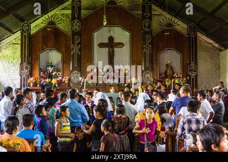 Feier von Gemeindehochzeiten in Lancetillo, La Parroquia, Reyna, Quiche, Guatemala, Mittelamerika Stockfoto