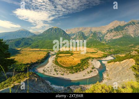 Panorama der Flussbiegung Vjosa bei Sonnenaufgang Stockfoto