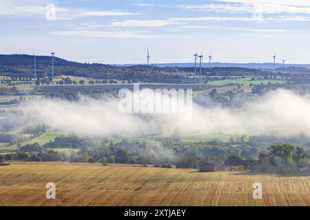 Windturbinen auf einem Hügel mit Blick auf die ländliche Landschaft Stockfoto
