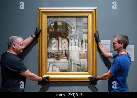 The National Gallery, London, Großbritannien. August 2024. Die letzte Anschaffung der Nationalgalerie nach dem Publikum durch den in den Niederlanden geborenen britischen Maler Sir Lawrence Alma-Tadema (1836–1912) - das dritte Bild, das die Galerie anlässlich ihres 200-jährigen Jubiläums sichert. Inspiriert vom antiken Rom zeigt das Bild Agrippa, den Schwiegersohn des Kaisers Augustus, als er die Treppe seiner Villa besteigt, nachdem er Bittsteller aus allen Ecken des Reiches empfangen hatte. Ihre Geschenke für ihn sind im Vordergrund. Quelle: Malcolm Park/Alamy Live News Stockfoto