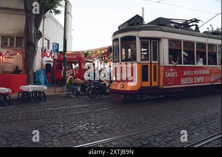 Lissabons beliebte Feierlichkeiten zum Heiligen, pulsierende Straße mit der berühmten Straßenbahn 28 Stockfoto