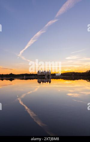 Barockschloss Moritzburg das auch als Filmkulisse bekannte Wasserschloss, liegt mitten in einem See und ist ein beliebtes Ausflugsziel. Ein Schwanenpaar hat am Seeufer sein Nest errichtet. Moritzburg Sachsen Deutschland *** Barockschloss Moritzburg das Wasserschloss, auch Filmset genannt, liegt mitten in einem See und ist ein beliebtes Ausflugsziel Ein Schwänenpaar haben ihr Nest am Seeufer Moritzburg Sachsen Deutschland gebaut Stockfoto