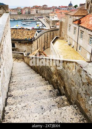 Schritte entlang der Stadtmauern von Dubrovnik und des Hafens in der Altstadt an einem verregneten Sommermorgen Dubrovnik Dalmatien Kroatien Stockfoto