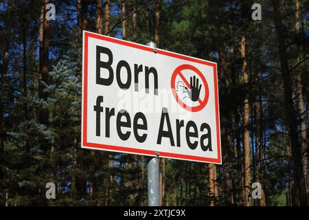 Schild mit Schriftzug Born Freifläche Schild mit Schriftzug Born Freifläche, 12.08.2024, Borkwalde, Brandenburg, auf einem Grundstück befindet sich ein Schild mit dem Schriftzug Born Freifläche. *** Schild mit Schriftzug Born Free Area Schild mit Schriftzug Born Free Area, 12 08 2024, Borkwalde, Brandenburg, auf einem Grundstück befindet sich ein Schild mit der Schriftart Born Free Area Stockfoto