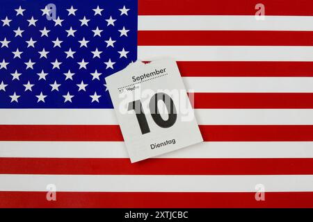 USA-Flagge mit Kalenderblatt 10. September USA-Flagge mit Kalenderblatt 10. September, 13.08.2024, Borkwalde, Brandenburg, auf einem Sternenbanner liegt ein Kalenderblatt mit dem Datum 10. September, dem TV-Duell von Trump und Harris. *** USA-Flagge mit Kalenderblatt 10 September USA-Flagge mit Kalenderblatt 10 September, 13 08 2024, Borkwalde, Brandenburg, auf einem Sternbanner liegt ein Kalenderblatt mit dem Datum 10. September, dem TV-Duell von Trump und Harris Stockfoto