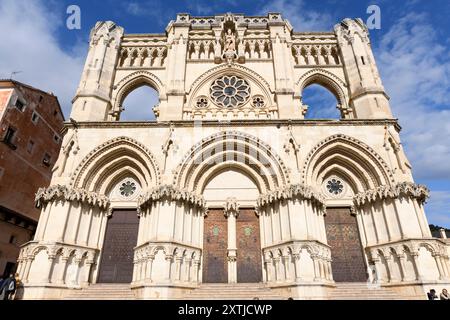 Cuenca, Santa Maria y San Julian Kathedrale (12.-13. Jahrhundert und später). Unvollendete neogotische Fassade. Castilla-La Mancha, Spanien. Stockfoto