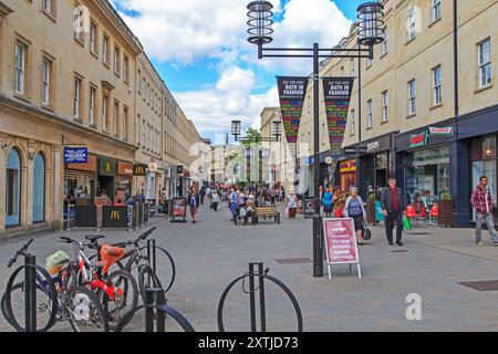 BATH, GROSSBRITANNIEN - 14. MAI 2014: Southgate Street ist eine Fußgängerzone im Zentrum der Altstadt. Stockfoto
