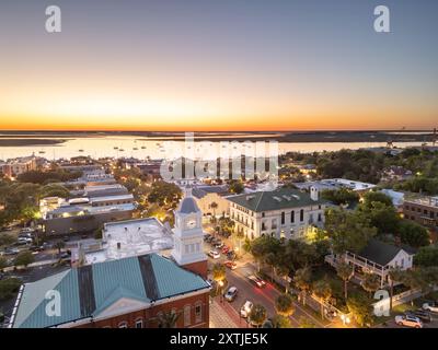 Fernandina Beach, Florida, USA, historische Stadtlandschaft in der Abenddämmerung. Stockfoto