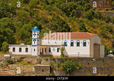 Das malerische Dorf Dhermi im griechischen Stil an der Küstenstraße Albaniens Stockfoto