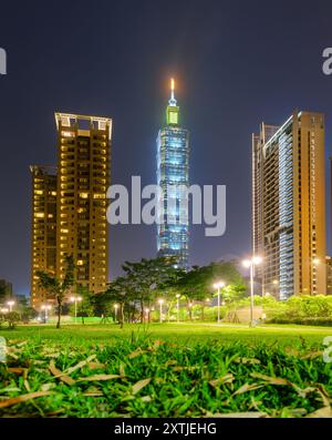 Nächtlicher Blick auf Taipei 101 vom Xiangshan Park, Taiwan Stockfoto