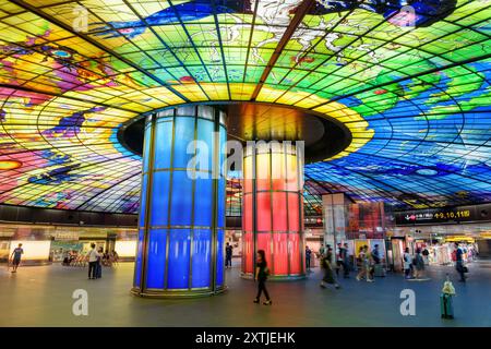 Farbenfroher Innenblick auf die Formosa Boulevard Station, Taiwan Stockfoto