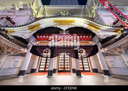 TOKIO, JAPAN - 8. JULI 2024: Das Kabukiza-Theater wird nachts beleuchtet. Ursprünglich 1889 eröffnet, stammt das heutige Bauwerk aus dem Jahr 2013 und ist erhalten Stockfoto