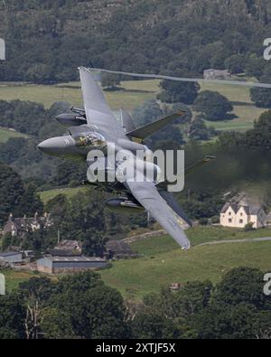 Weibliche Jagdpilotin in einem McDonnell Douglas F-15 Eagle durch die Machschleife Stockfoto