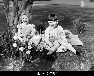 Aktenfoto vom 22./4/1954 von Prinzessin Anne und Prinz Charles, während sie zwischen den Narzissen auf dem Gelände der Royal Lodge in Windsor, Berkshire, sitzen. Die Princress Royal wird heute 74 Jahre alt. Ausgabedatum: Donnerstag, 15. August 2024. Stockfoto