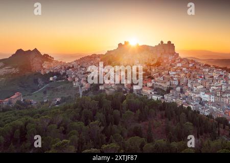 Troina, Sizilien, Italien, Hügellandschaft bei Sonnenuntergang. Stockfoto