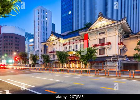 Ginza, Tokio, Japans Stadtbild mit dem Kabuki Theater zur blauen Stunde. Stockfoto