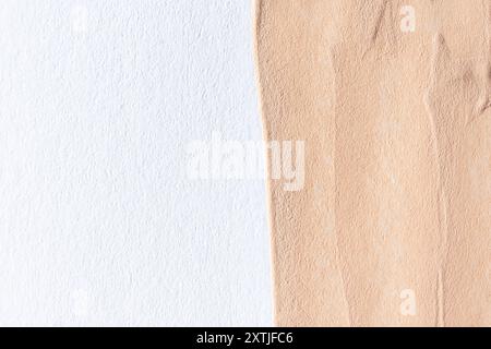 Beiger abstrakter, matter Hintergrund auf weiß, Raum für Text. Stockfoto