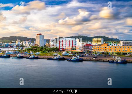 Ishigaki, Okinawa, Japans Stadtbild an der Küste in der Abenddämmerung. Stockfoto