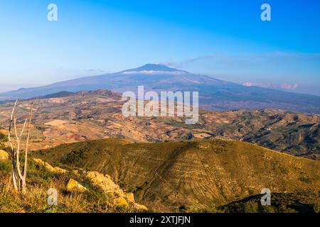 Blick auf den Ätna vom Nebrodi Park in Sizilien, Italien. Stockfoto