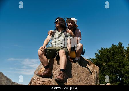 Ein junges schwules Paar macht eine Sommerwanderung in der Wildnis. Stockfoto