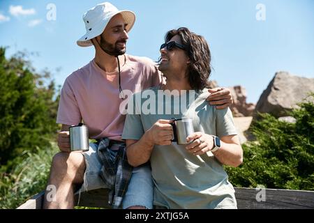 Ein junges schwules Paar macht eine Sommerwanderung in der Natur und teilt einen Moment der Liebe und Verbundenheit. Stockfoto