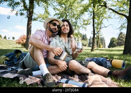 Ein junges schwules Paar macht eine Sommerwanderung zusammen und teilt einen Moment der Liebe und Verbundenheit in der ruhigen Wildnis. Stockfoto