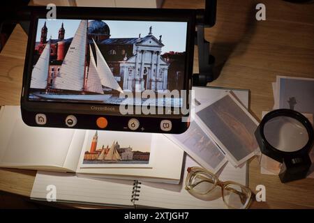 Digitale Vergrößerung mit einer Lesehilfe mit geringer Sicht, einer Kamera und integrierten Leuchten, um Bilddetails auf einem hochauflösenden Computerbildschirm zu sehen Stockfoto