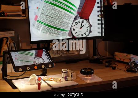 Das Handicap der Sehschwäche wird durch Sehhilfen wie Videoluhren und Computerbildschirme unterstützt, die beim Lesen kleiner Drucke helfen Stockfoto
