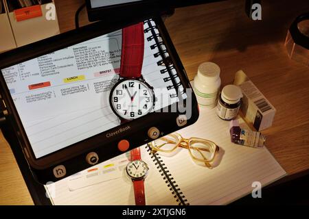 Medikamente mit schwachem Sehvermögen werden mit Hilfe von Hilfsmitteln wie Videoverlupen und Computerbildschirmen beim Lesen kleiner Ausdrucke unterstützt Stockfoto