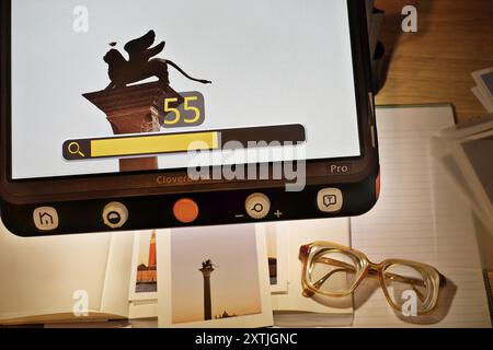 Digitale Bildvergrößerung mit Hilfe einer Lesehilfe mit geringer Sehschärfe, einer Kamera und integrierten Leuchten zur Anzeige von Details auf einem hochauflösenden Computerbildschirm Stockfoto