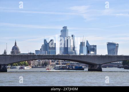 London, Großbritannien. August 2024. Allgemeiner Blick auf die Waterloo Bridge und die Skyline von Ciy of London, das Finanzviertel der Hauptstadt. Die britische Wirtschaft wuchs im zweiten Quartal um 0,6 Prozent. Quelle: Vuk Valcic/Alamy Live News Stockfoto