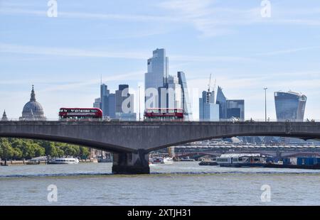 London, Großbritannien. August 2024. Allgemeiner Blick auf die Waterloo Bridge und die Skyline von Ciy of London, das Finanzviertel der Hauptstadt. Die britische Wirtschaft wuchs im zweiten Quartal um 0,6 Prozent. Quelle: Vuk Valcic/Alamy Live News Stockfoto