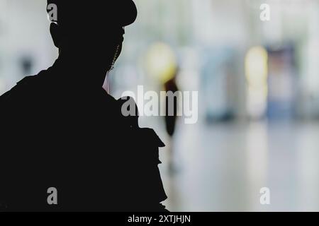 Berlin, Deutschland. August 2024. Ein Bundespolizist am Ostbahnhof in Berlin, 15. August 2024. Quelle: dpa/Alamy Live News Stockfoto