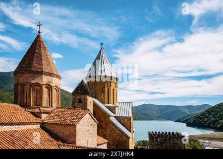 Blick auf den Zhinvali-Stausee und die Türme der Ananuri-Festung auf der Georgischen Militärstraße in Georgien Stockfoto