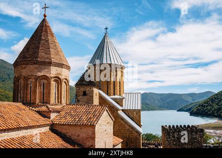 Blick auf den Zhinvali-Stausee und die Türme der Ananuri-Festung auf der Georgischen Militärstraße in Georgien Stockfoto