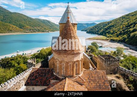 Blick auf den Zhinvali-Stausee und die Türme der Ananuri-Festung auf der Georgischen Militärstraße in Georgien Stockfoto