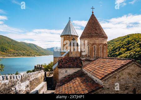 Blick auf den Zhinvali-Stausee und die Türme der Ananuri-Festung auf der Georgischen Militärstraße in Georgien Stockfoto