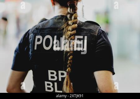 Berlin, Deutschland. August 2024. Eine Bundespolizistin am Ostbahnhof in Berlin, 15. August 2024. Quelle: dpa/Alamy Live News Stockfoto